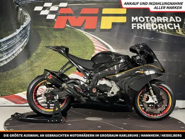 BMW TGP PR12 Production Racer auf S1000RR-Basis im Showroom von Motorrad Friedrich