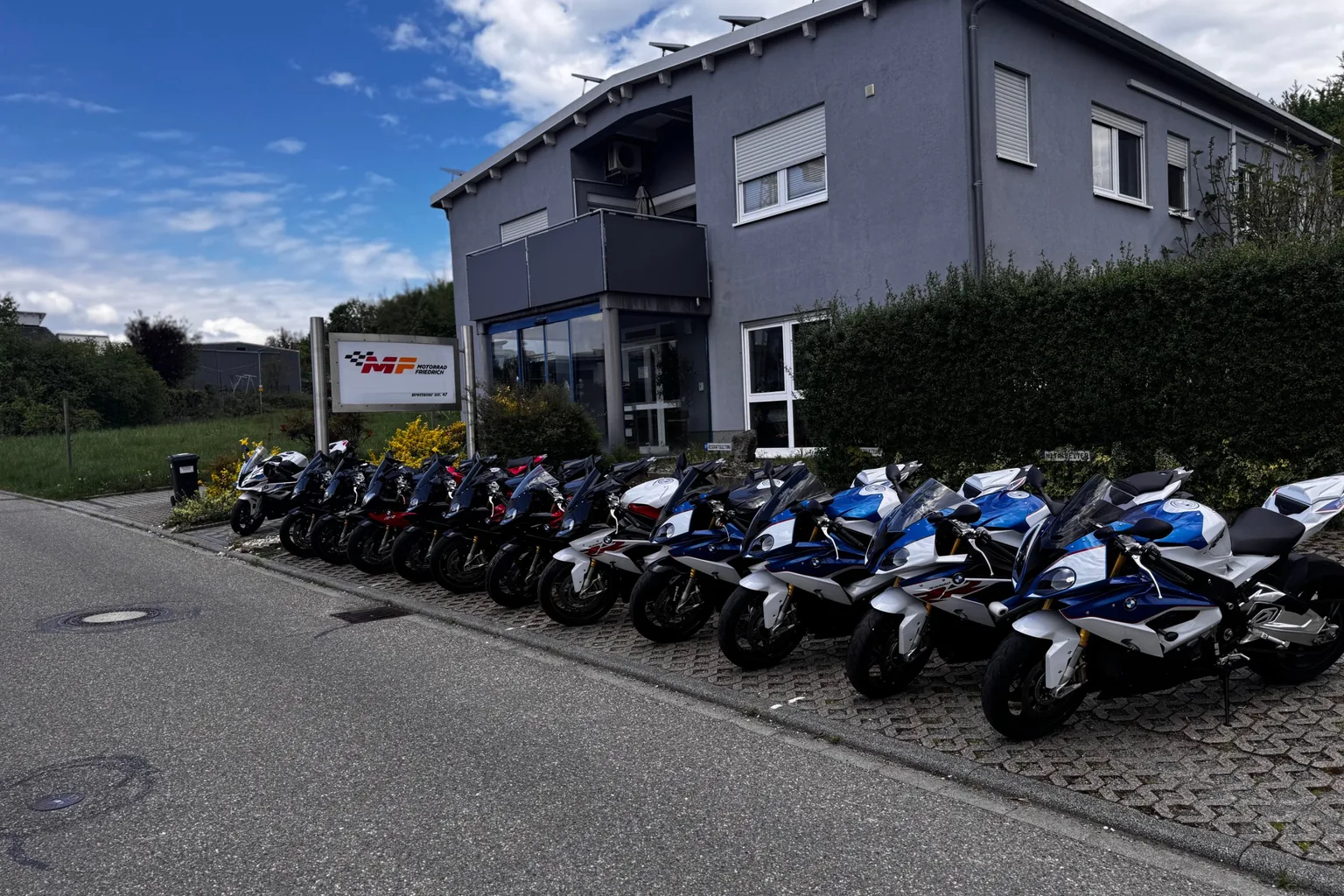 Reihe von BMW S1000RR vor dem Firmengebäude von Motorrad Friedrich in Walzbachtal