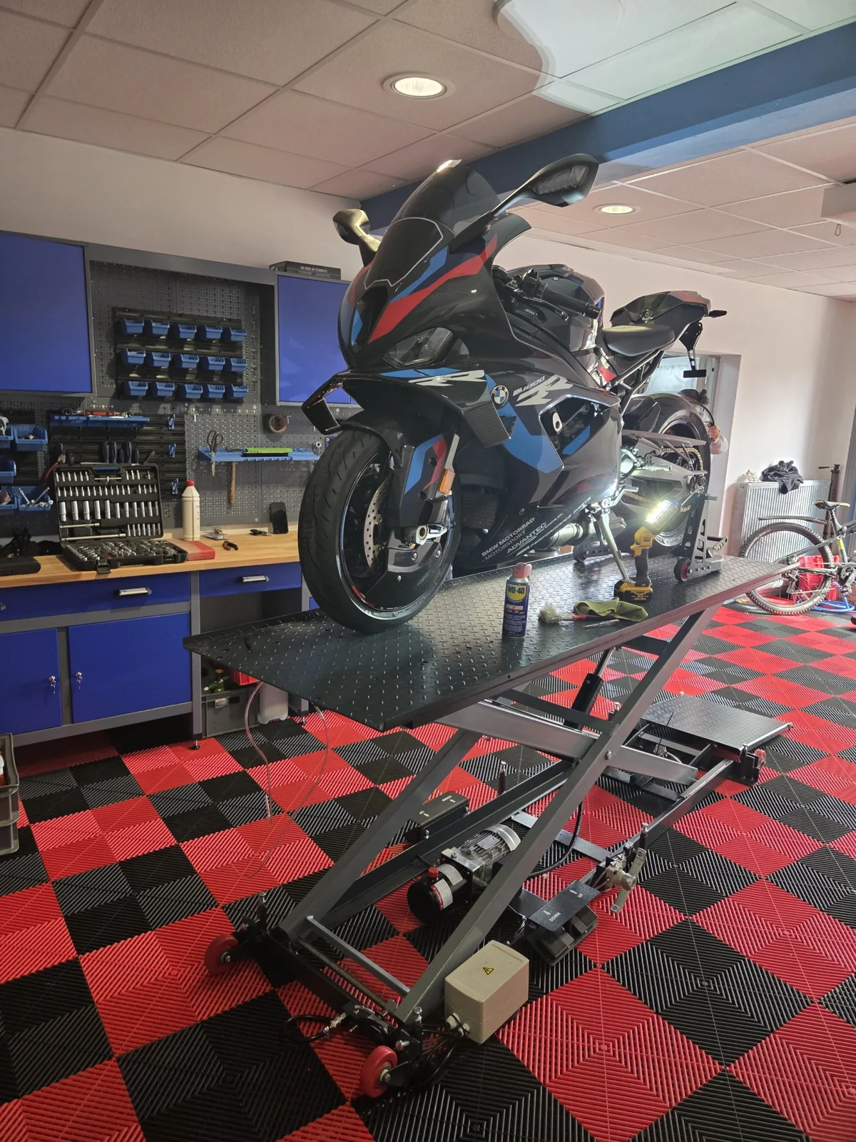 BMW M 1000 RR auf der Hebebühne in der Werkstatt von Motorrad Friedrich